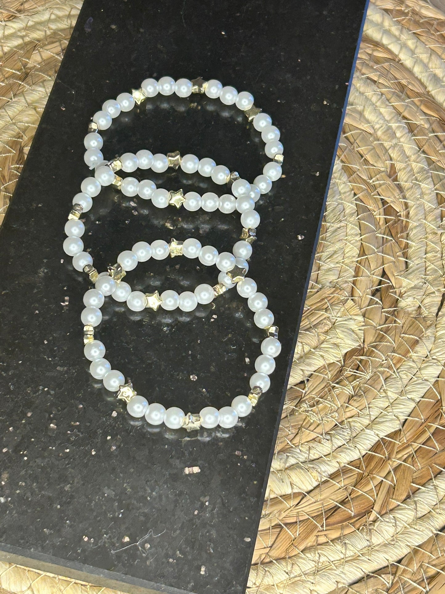 Starlight Armband - Elegantes Perlenarmband in Weiß-Gold mit funkelnden Details